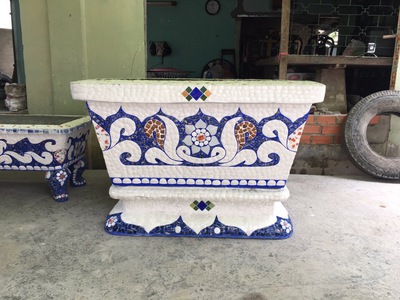Nghệ nhân dán miễng sành sứ - ốp sành - chuyên chậu hoa - bể cá cảnh 1