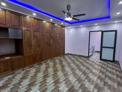 191 Tân Mai, 5 tầng ở ngay, cần tiền bán giá sốc 0