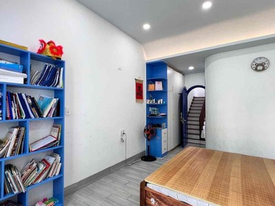 Nhà gần mt thi sách, 20m ô tô đậu, 60m2, 3 tầng mới xây 2 năm, cực chắc, an toàn trẻ nhỏ và người 0