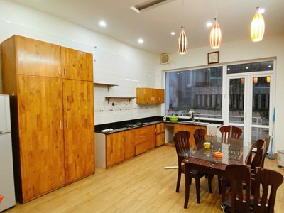 Cho thuê nhà phố Văn Cao, DT: 90m2, 4 ngủ khép kín. 3