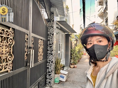 Nhà bán đường tôn thất thuyết- xe hơi đậu cửa- thông với xóm chiếu và nguyễn tât thành. 0