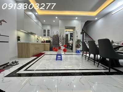 Ba bước ra phố - hộ khẩu hai bà - 1 căn độc lập - 5 tầng thang máy - ngõ thẳng - ngay ngã tư chợ mơ 0