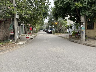 Cần bán 103,4m2 căn góc hai mặt thoáng, nhà 6 tầng ngay chợ Việt Hưng. Phù hợp làm văn phòng 0