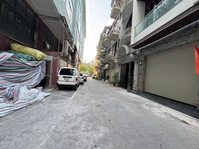 Cần bán 103,4m2 căn góc hai mặt thoáng, nhà 6 tầng ngay chợ Việt Hưng. Phù hợp làm văn phòng 1