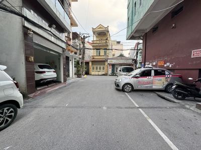 Cần bán 103,4m2 căn góc hai mặt thoáng, nhà 6 tầng ngay chợ Việt Hưng. Phù hợp làm văn phòng 2