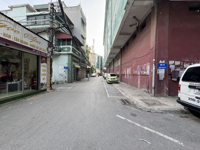 Cần bán 103,4m2 căn góc hai mặt thoáng, nhà 6 tầng ngay chợ Việt Hưng. Phù hợp làm văn phòng 4