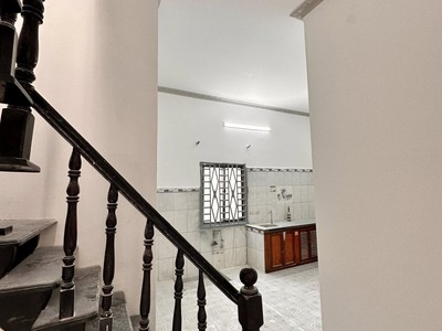 Nhà rộng rãi 6x12m, ngay ngã tư ga giáp gò vấp, giá rẻ tiện sửa chữa 2