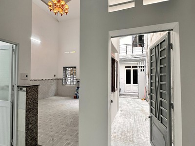 Nhà rộng rãi 6x12m, ngay ngã tư ga giáp gò vấp, giá rẻ tiện sửa chữa 1