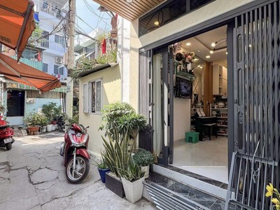 Nhà đẹp full nội thất - gần chợ bà chiểu - hẻm xe hơi kia - sát mặt tiền- 20m -  vuông a4- 2 tầng 4