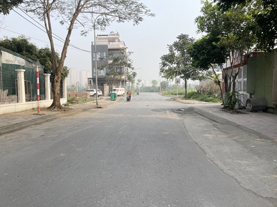 Lô góc 122,6m2 đất đấu giá phường Cự Khối - Mặt phố Hoa Động đường rộng 17m, ngay cạnh trường học 1