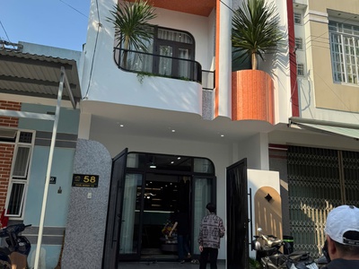Biển nguyễn tất thành, nhà 3 tầng mới xây nội thất châu âu siêu đẹp, 300m, gần  khu vui chơi 4
