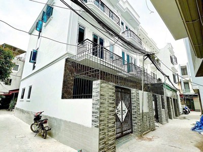 Nhà đẹp 3 tầng độc lập, sân cổng, ngõ ô tô - gần Hoàng Huy An Đồng. 0