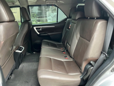 Bán xe Toyota Fortuner 2.4G 4x2 AT 2020, màu bạc. 9