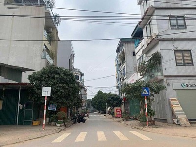Bán mảnh đất dt 230m2 tặng nhà 3 tầng lô góc mặt phố đức thắng ngay cạnh học viện tài chính, giá 4