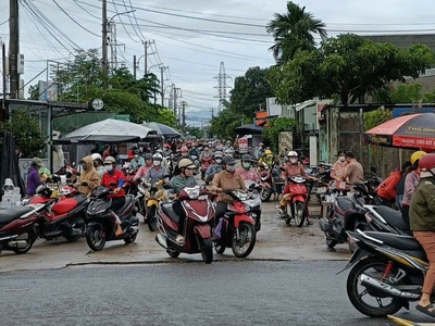 Chính chủ cần bán gấp lô đất kinh doanh buôn bán sầm uất đường 15m trục chính vào kcn điện ngọc 1