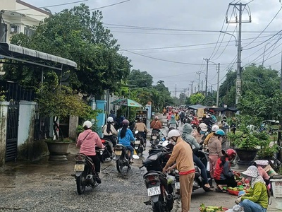 Chính chủ cần bán gấp lô đất kinh doanh buôn bán sầm uất đường 15m trục chính vào kcn điện ngọc 2