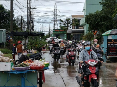 Chính chủ cần bán gấp lô đất kinh doanh buôn bán sầm uất đường 15m trục chính vào kcn điện ngọc 3