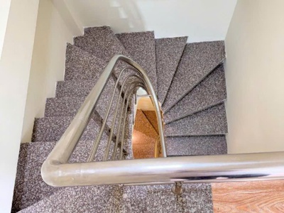 Bán nhà đê la thành nhỏ   gần phố- mặt tiền khủng .dt 24/28m2 5 tầng giá chỉ 5.6 tỷ 1