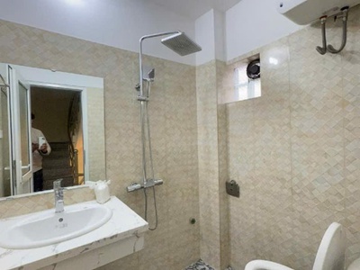 Bán nhà đê la thành nhỏ   gần phố- mặt tiền khủng .dt 24/28m2 5 tầng giá chỉ 5.6 tỷ 2
