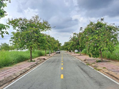 Lô góc kdc bộ công an, phạm hữu lầu, 81 triệu/m, cạnh sông 0