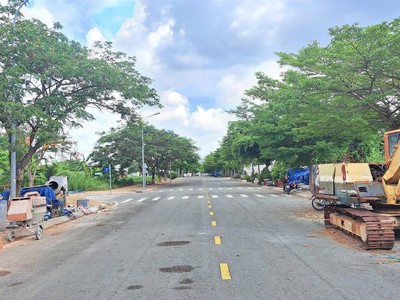 Lô góc kdc bộ công an, phạm hữu lầu, 81 triệu/m, cạnh sông 2