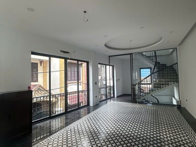Nhà mới ô tô vào nhà full nội thất nguyễn văn cừ 45m2,x  5 tầng,mt  13m, 14 tỷ long biên 2