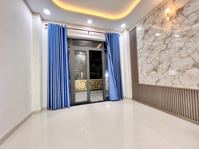 Bán nhà đẹp 1 trệt 2 lầu dĩ an,đường nhựa 10m, full nội thất,gần ttyt 4