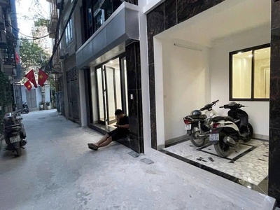 Siêu phẩm 5 tầng   trung tâm cầu giấy   đối diện trường đại học báo chí    chỉ 9 tỷ 0