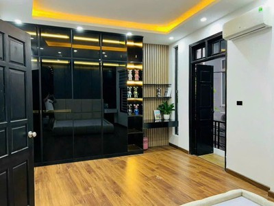 Siêu phẩm 5 tầng   trung tâm cầu giấy   đối diện trường đại học báo chí    chỉ 9 tỷ 1