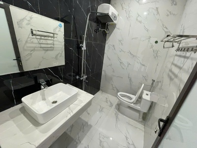Cho thuê nhà 4 p.ngủ khép kín phố Văn Cao, DT: 76m2. 8