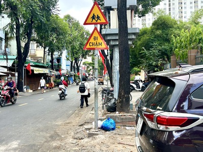 Nhà bán mặt phố- bến vân đồn - trươc nhà 12m xe hơi đậu cuẳ thoải mái- khu dân cư hiện hữu - gần 1