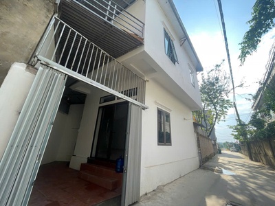 Bán nhà trung tâm thị trấn chúc sơn            diện tích :47,4m đất sẵn nhà 2 tầng - ô tô tránh 1