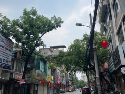 Đất mặt phố đê la thành, chỉ hơn 300 tr/m, lô góc, mặt tiền 6.6m, gần ngã 5 ô chợ dừa, cần tiền 2