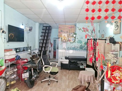 Nhà quận 7    kết cấu nhà: mt đang kinh doanh gồm trệt, lầu, st, gồm 2pn, 2wc, sân thượng, bếp, 3