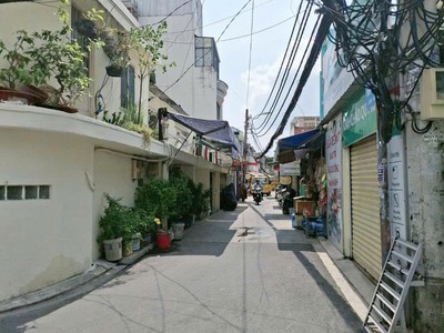 Nhà quận 7    kết cấu nhà: mt đang kinh doanh gồm trệt, lầu, st, gồm 2pn, 2wc, sân thượng, bếp, 0