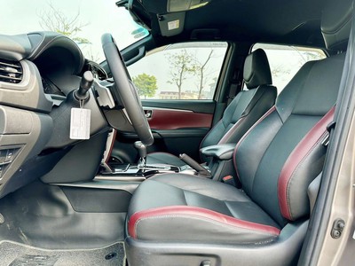 Bán xe Toyota Fortuner Legender 2.4L 4x2 AT 2025, màu đồng. 7