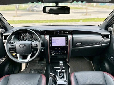 Bán xe Toyota Fortuner Legender 2.4L 4x2 AT 2025, màu đồng. 10
