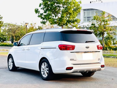 Bán xe Kia Sedona 2.2D Luxury full dầu 2021, màu trắng. 4