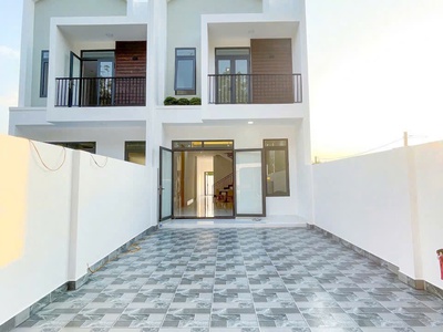 Nhà đẹp mới xây về hcm chỉ 1 tiếng chạy xe, đường thông thoáng, chỉ nhỉnh 2 tr 0