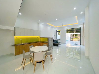 Nhà đẹp mới xây về hcm chỉ 1 tiếng chạy xe, đường thông thoáng, chỉ nhỉnh 2 tr 1