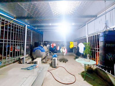 Nhà dân xây mặt ngõ thông ô tô bắc cầu 44m2,x 4 tầng,mặt tiền 4.4m, 5.6 tỷ long biên. 2