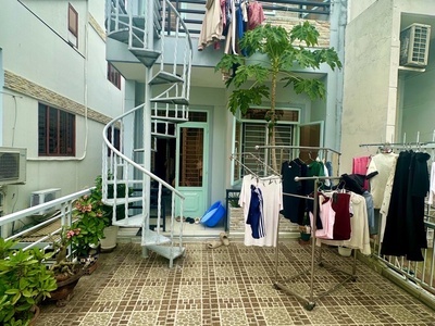Víp nha nhà nằm ngay trung tâm mà gần trường học nữa -xe hơi lại tới cửa nhà- quá vip - thông ra 3