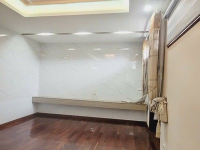 Cho thuê nhà 5 tầng mặt đường Phạm Văn Đồng, ph Thanh Bình, TP HD, 102m2, mt 6m, KD tốt 8