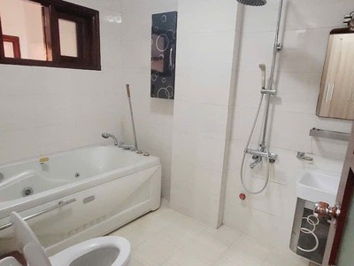 Cho thuê nhà 5 tầng mặt đường Phạm Văn Đồng, ph Thanh Bình, TP HD, 102m2, mt 6m, KD tốt 9