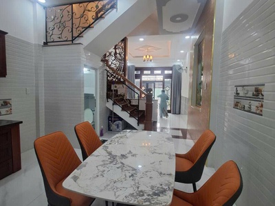 Bán nhà thạnh lộc 19 sát ngã tư ga cách mt 40m dtsd 200m2 đường trước nhà 7m giá hơn 5 tỷ 2