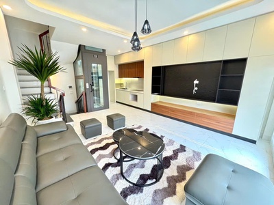 Hiếm - nhà đẹp đại la - chỉ 8.2 tỷ - cách phố 30m - thang máy - 5 tầng ở ngay 1