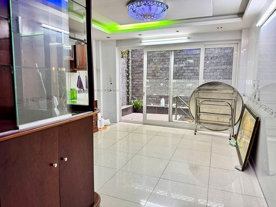 Cho thuê nhà mặt tiền 1 hầm 4 tầng lầu, ngay công viên Cao Đức Lân, nhà đẹp, đường thông 1
