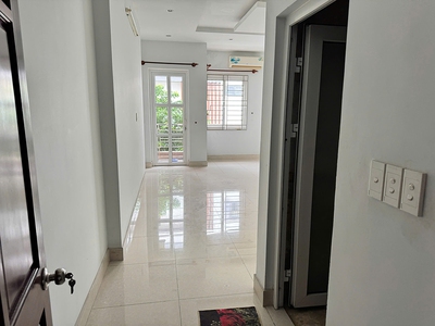 Cho thuê nhà mặt tiền 1 hầm 4 tầng lầu, ngay công viên Cao Đức Lân, nhà đẹp, đường thông 3