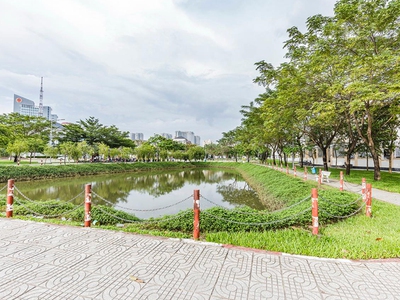 Cho thuê nhà mặt tiền 1 hầm 4 tầng lầu, ngay công viên Cao Đức Lân, nhà đẹp, đường thông 4