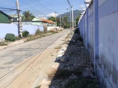 Cần bán nhanh lô đất tặng nhà cấp 4 tại Trung tâm thị trấn Vạn Giã 0